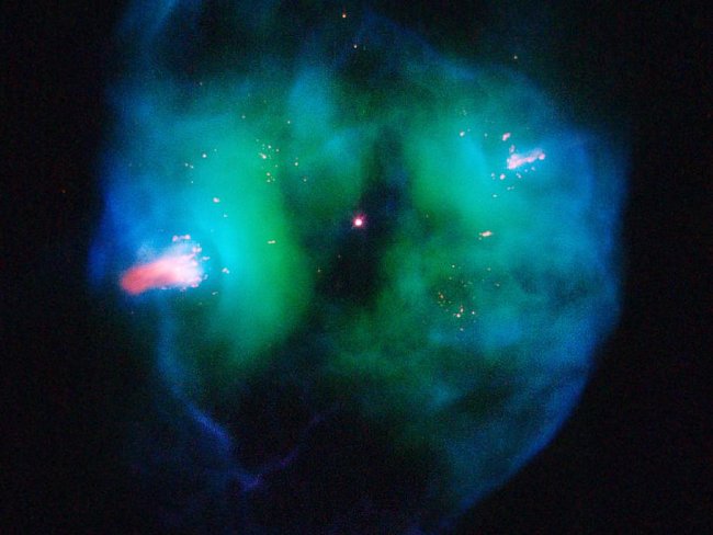 Žhavá plynná bublina obklopená prachem z umírající hvězdy slunečního typu. Uprostřed mlhoviny NGC 2371 je vidět zbytek hvězdy.