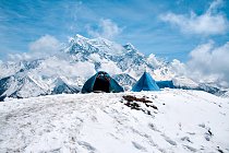 Cesta k vrcholu sedmé nejvyšší hory světa Dhaulagiri. Zážitky člena expedice horolezce Radka Jaroše.