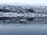 Kvaløya (Velrybí ostrov) severně od města Tromsø v Norsku, kam v zimě připlouvají velryby lovit plankton, duben 2016, Norsko.