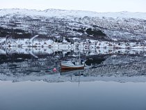 Kvaløya (Velrybí ostrov) severně od města Tromsø v Norsku, kam v zimě připlouvají velryby lovit plankton, duben 2016, Norsko.