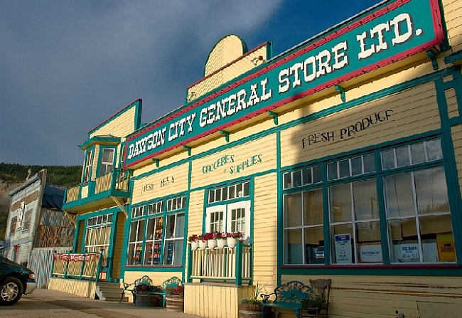 Dawson City General Store Ltd. je jediný supermarket v Dawsonu.