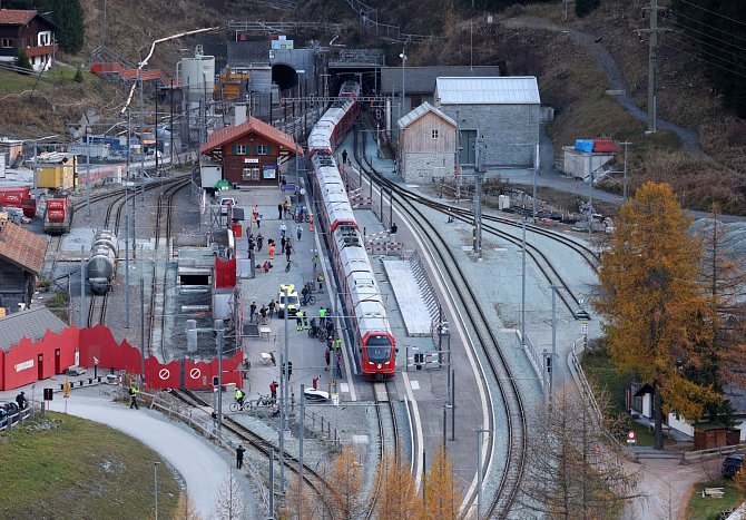 Kvůli UNESCO se však musí moderní tunel Albula „tvářit“ staře. Proto vjezd do hlubin hory i výjezd vypadá jako z roku 1903.