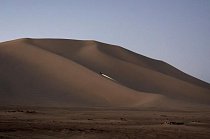 Terénní vozidlo sjíždí po svahu Sand Mountain, písečné duny dlouhé přes tři kilometry, poblíž města Fallon v Nevadě.