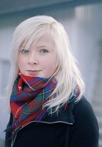 Ella-li Spiková ze švédské obce Jokkmokk náleží k onomu malému procentu Sámů, kteří vyrůstají při péči o soby. Patří do nové generace, která se chystá na vysokoškolské studium. „Chci poznat svět,“ řík