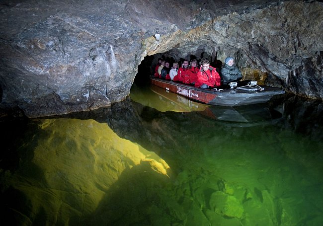 Vodní plavba na říčce Punkvě patří k tomu nejlepšímu, co jeskyně nabízí. 