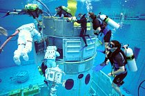 Kosmonauti trénují obsluhu HST v obrovské nádrží naplněnou vodou. Pohyb v ní je podobný stavu beztíže. Kosmonauti nosí speciální oblek a trénují pobyt a práci za extrémních teplotních výkyvů dlouho př