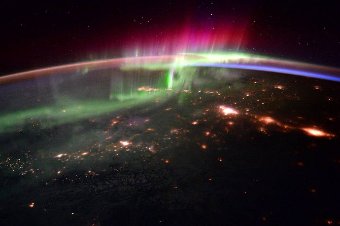 Astronauti Scott Kelly (NASA) a Tim Peake (ESA) zachytili z Mezinárodní vesmírné stanice kouzlo polární záře. Ta vzniká interakcí části slunečního větru, magnetického pole Země a zemské atmosféry. 