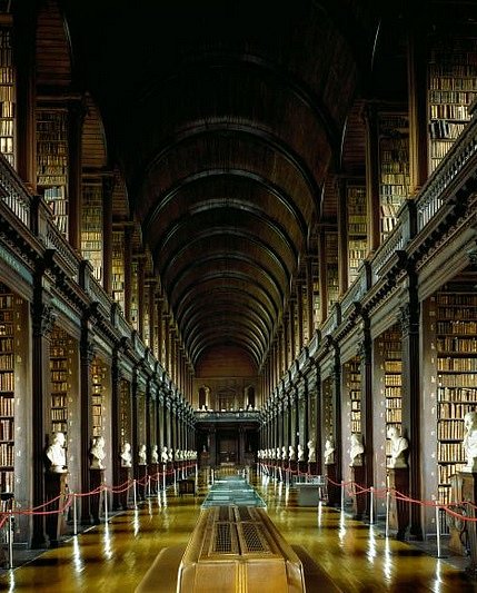 Knihovnu Trinity College v irském Dublinu, založenou v roce 1592, navštíví milion lidí ročně. Hlavní zájem budí proslulý středověký text The Book of Kells, umístěný v Long Room (Dlouhý sál), kde je uloženo 200 000 nejstarších knih, o něž knihovna pečuje