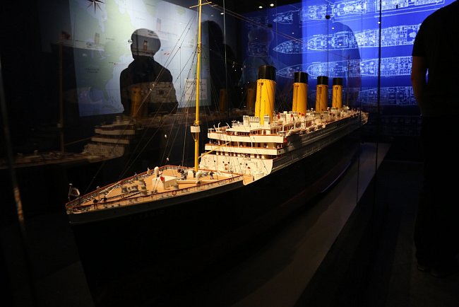 Titanic byl ve své době největší osobní parník světa. Ztroskotal ve vodách Atlantiku již během své první plavby dne 15. dubna 1912. Zahynulo na něm přes 1500 osob.