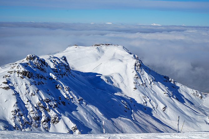 Většina lyžařské oblasti Tři údolí se nachází v nadmořské výšce nad 1 800 metrů, takže tu uměle zasněžují jen polovinu terénů. Nad historickým městečkem St. Martin se tyčí vrchol Roc des Trois Marches.