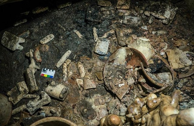 Mezi ostatními dosud objevenými předměty v Balamkú jsou misky, mlecí kameny, přesleny a jadeitové ozdoby.