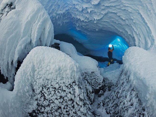 Uvnitř ledových jeskyní zamrzá teplý a vlhký sopečný vzduch do podoby ledových krystalů, které rostou do rozličných tvarů podle toho, jak se vzdušné proudy pohybují. Zde člen týmu prozkoumává průchody