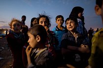 Pětiletý Ahmad se rozplakal, když se konečně dostal se svou rodinou bezpečně do Turecka. Ve třech dnech vykonalo tuto traumatizující cestu na 150 000 Kurdů. Překračovali turecké hranice na mnoha místech.