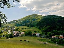 Na vrcholu potom překvapivě nejsou ruiny hradu, ale ruiny horské chaty. 
