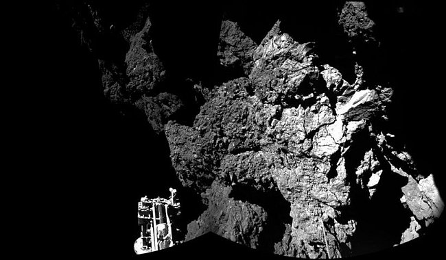 Modul Rosetta přistál poprvé v historii lidstva na povrchu letící komety