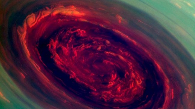 Oko bouře nad Saturnem má 2000 kilometrů v průměru