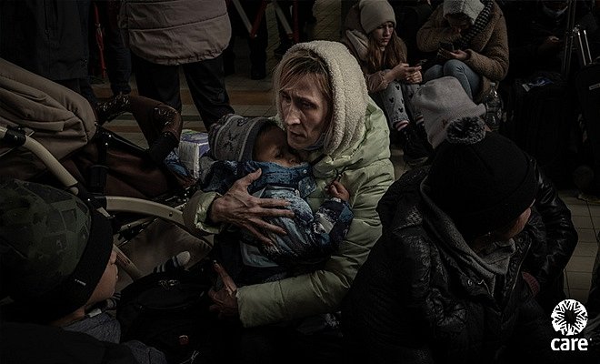 Ukrajinská žena s dítětem utíkající před válkou – Přemyšl, Polsko.