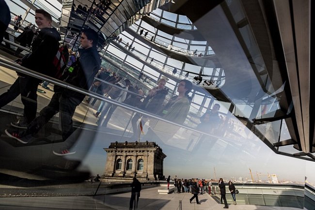 Britský architekt Norman Foster rekonstruoval v 90. letech minulého století budovu Říšského sněmu, Reichstagu, která pocházela z roku 1894 a byla zničena během 2. světové války. Doplnil ji o ústřední skleněnou kupoli, jež symbolizuje průhlednost.