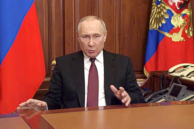 Na snímku z videozáznamu, hovoří Vladimir Putin z Moskvy k národu. Putin nebere v úvahu mezinárodní odsouzení ani sankce a varoval ostatní státy, že jakýkoli pokus o vměšování by vedl k „důsledkům, jaké jste nikdy neviděli“.