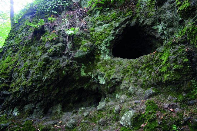 Přírodní rezervace se nachází ve vojenském prostoru, ale vede tudy turistická stezka. Válcové dutiny ve skále mají průměr až 1 metr.