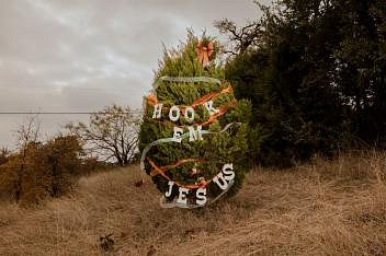 Každý rok o Vánocích zdobí obyvatelé Austinu stromy podél dálnice Loop 360. V roce 2016 vzdával nápis „Hook’ Em Jesus“ (Naberte je na Ježíše) na jednom stromě poctu sloganu a ručnímu gestu University of Texas „Hook‘ Em Horns“ (Naberte je na rohy).
