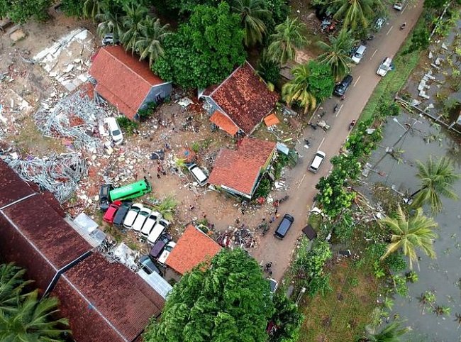 Letecký pohled na zničené budovy v oblasti Carita v Indonésii z 23. prosince 2018 poté, co oblast zasáhlo tsunami.