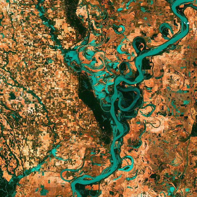 3. místo: Meandry Mississippi (28. května 2003)   Meandry řeky Mississippi jsou víc než malebné. Ukazují, jak úžasně může vypadat příroda ve spojení s civilizací. Mezi říčními rameny se objevují občas
