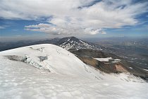 Pohled z vrcholu stál za to: v dálce vulkány Antuco a Sierra Velluda, trochu blíž Volcán de Chillán. 