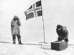 Roald Amundsen vyplouvá k jižnímu pólu