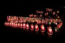 Sbírka klasických vánočních figurek firmy Empire Plastics osvětluje dvorek majitele domu v texaském University Parku u Dallasu v roce 2016.