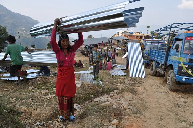 Tým Člověka v tísni distribuoval lidem v nepálské vesnici Simthali materiál na opravu a stavbu obydlí.