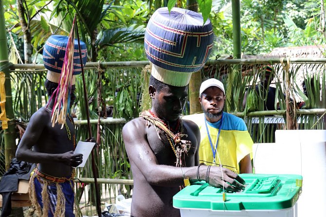 98 % voličů podpořilo nezávilost ostrova Bougainville v Tichém oceánu, který se pyšní velkými zásobami mědi. Dosud byl součástí souostroví Papua Nová Guinea. Referendum po dlouhé řadě nepokojů řeklo jasné "ano" vzniku nového státu.
