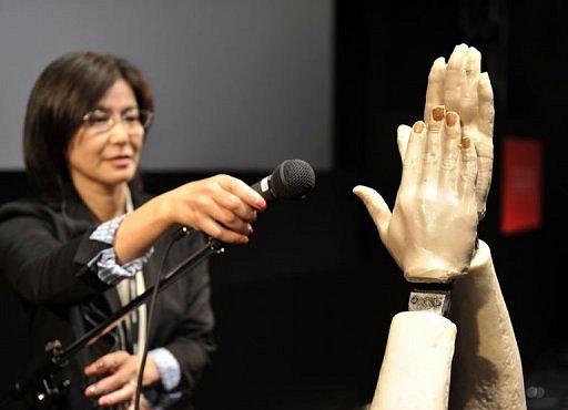 Robotické tleskající ruce - vynález, který budí rozpaky