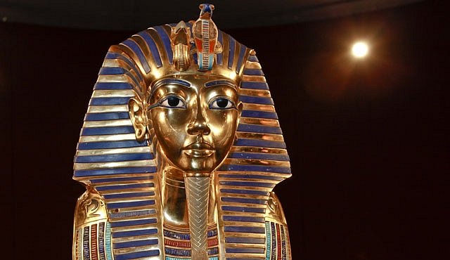 Tutanchamon zemřel na kolenou a posmrtně ho uvařili