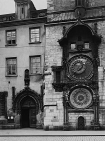 Proslulý orloj na pražské Staroměstské radnici pochází z roku 1410 a byl zdokonalen koncem 15. století.
Během krutých represálií za Ferdinanda II., po porážce hrdinného úsilí Čechů v bitvě na Bílé ho