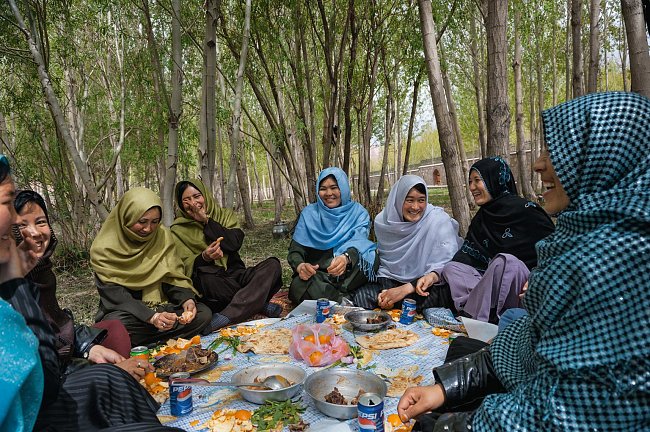 Afghánské ženy společně pojídají chlebové placky, kozí a jehněčí maso a ovoce v Zahradě žen, klidném místě pro důvěrné rozmluvy. Zahrada a park, který ji obklopuje nedaleko města Bámján, byly zřízeny, aby ženy a rodiny měly kde trávit chvíle volna.