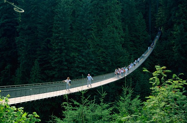 Capilano Suspension Bridge, Kanada: Visutý most v lesích, dlouhý 140 metrů, je v 70metrové výšce ukotvený pouze na svém začátku a konci, takže se neustále houpe.