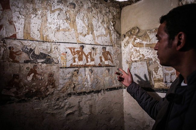 Hrobka, která byla odhalena 3. února 2018, obsahuje několik zachovalých nápisů a maleb.