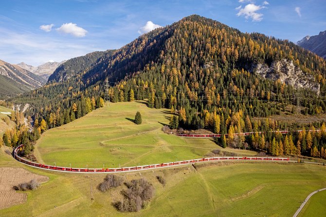 Na oslavu 175. výročí první švýcarské železnice se železniční průmysl v zemi spojil, aby rozjel nejdelší osobní vlak na světě: 100 vagonů o celkové délce téměř dva kilometry a o váze 2 990 tun.