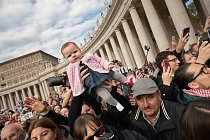Jakmile se František objeví na Svatopetrském náměstí, hlučnost davu dosáhne vrcholu. Lidé se zběsile snaží přimět papeže, aby se s nimi zastavil, mávají transparenty, zvedají fotoaparáty, růžence a děti, aby jim požehnal. 