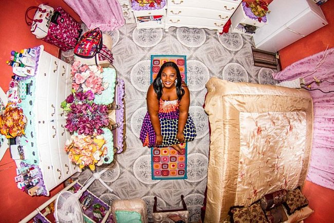 Barvy, květiny, živost - taková je ložnice Camille z Kingstonu, hlavního města Jamajky.