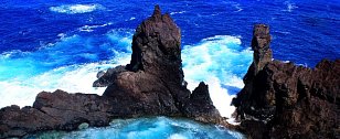 Pitcairnovy ostrovy jsou obklopeny azurovým mořem.