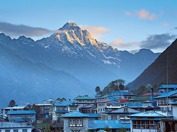 Západ slunce ve vesničce Lukla.