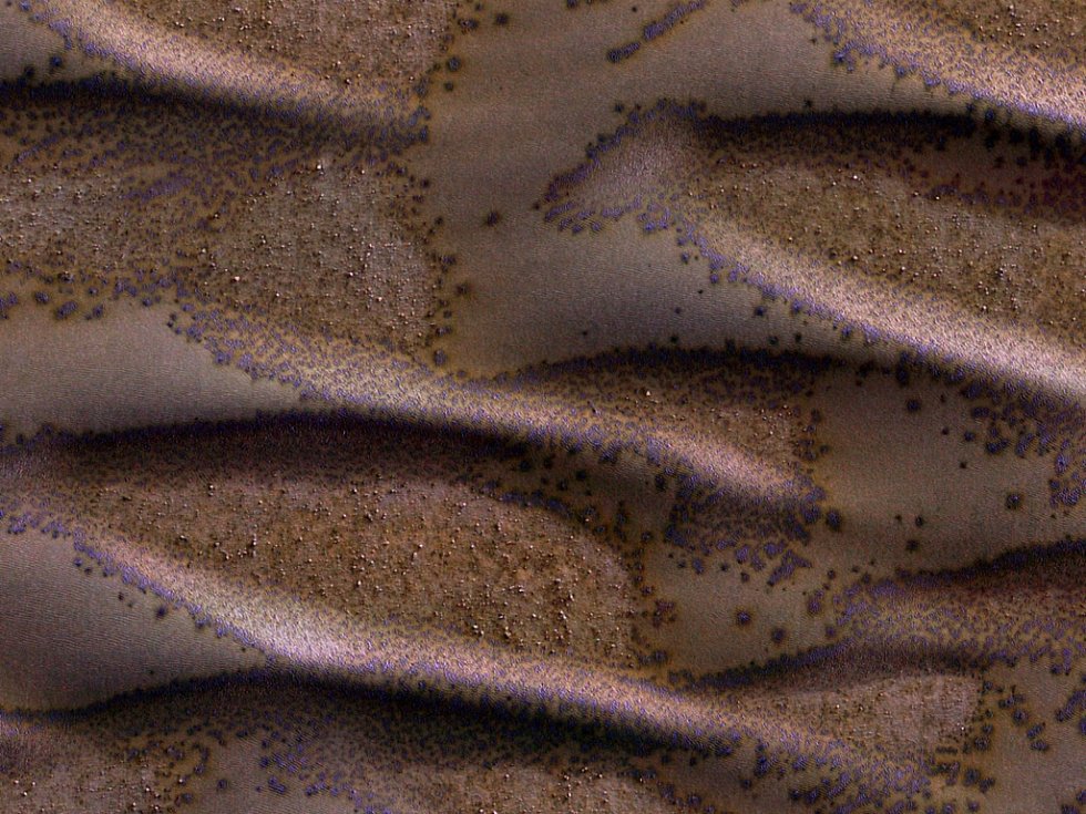 Na jižní polokouli Marsu je pozdní zima a písečné duny díky dostatku slunečního světla začínají rozmrzat. Na povrch postupně uniká oxid uhličitý.