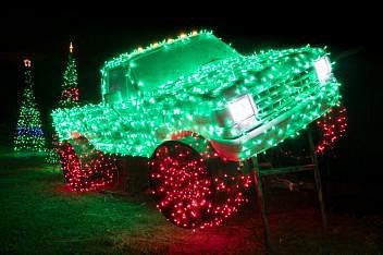 Vánočně osvětlený Ford Pickup na Santově ranči v New Braunfelsu připadá fotografu Rieserovi téměř jako rekvizita ze sci-fi filmu Tron.