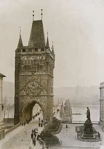 Velkolepá gotická věž na Karlově mostě na pravém vltavském břehu je považována za nejkrásnější věž ve městě proslulém stovkami věží a vznosných oblouků.

