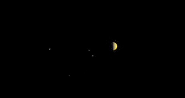 Před úspěšným zakotvením na oběžné dráze Jupiteru zachytila sonda Juno tuto scénu. Viditelné jsou také některé největší měsíce planety. Juno je americká kosmická sonda, která v rámci programu New Frontiers doletěla 5.července 2016 k planetě Jupiter.