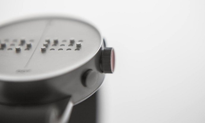 Chytré hodinky Dot znamenají převrat v zařízení pro zrakově postižené.