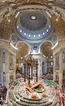 V bazilice sv. Petra se tyčí Michelangelova kupole nad Berniniho bronzovým baldachýnem. Pod oltářem se údajně nachází hrob sv. Petra, prvního papeže. 