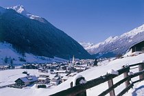 Do údolí s malebnými vesničkami se odbočuje přímo z Brennerské dálnice asi deset minut jízdy za tyrolskou metropolí Innsbruckem.